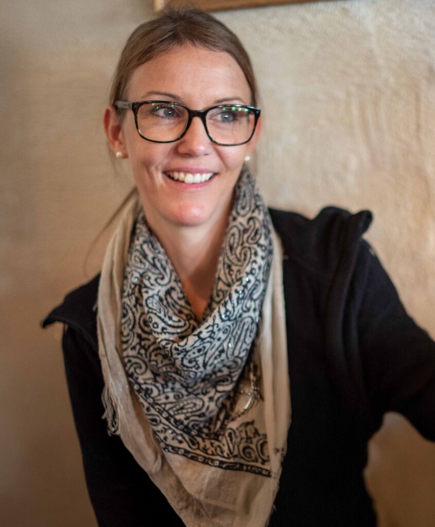 Portrait Frau Jung Nähen Baby Kinder Auflage Wickeln